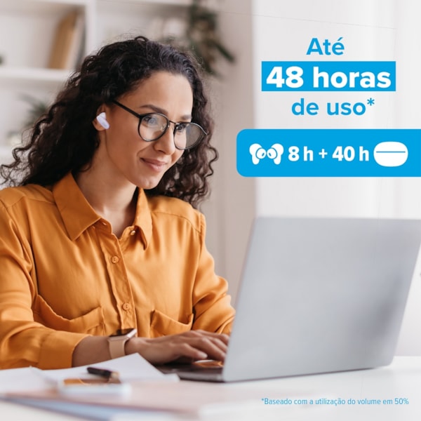 
                            Na imagem vemos um par de fones de ouvido brancos, sem fio e com bluetooth, e seu estojo branco de carregamento.