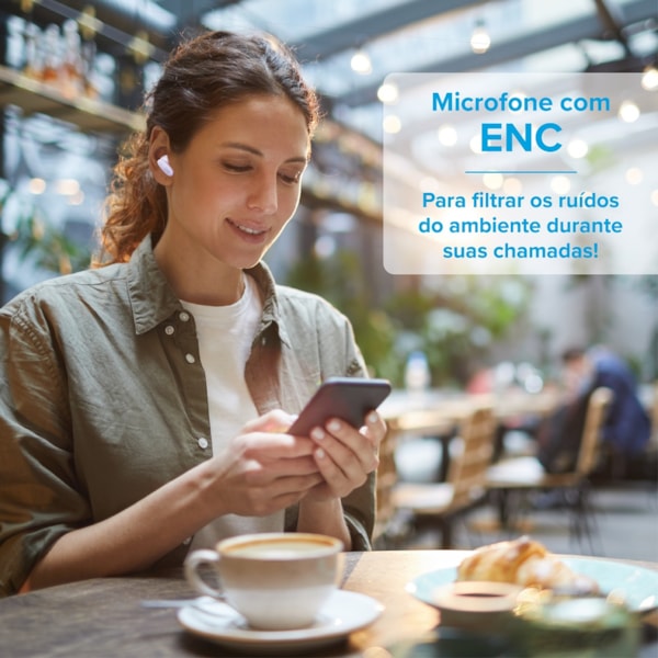 
                            Na imagem vemos um par de fones de ouvido brancos, sem fio e com bluetooth, e seu estojo branco de carregamento.