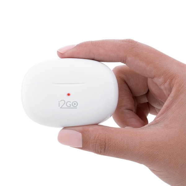 
                            Na imagem vemos um par de fones de ouvido brancos, sem fio e com bluetooth, e seu estojo branco de carregamento.