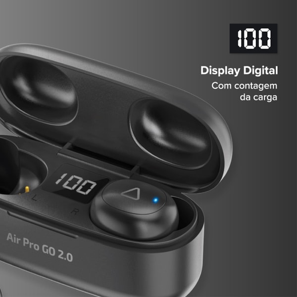 
                            A imagem principal mostra um par de fones preto, sem fio e bluetooth, acima do seu estojo de carregamento preto.