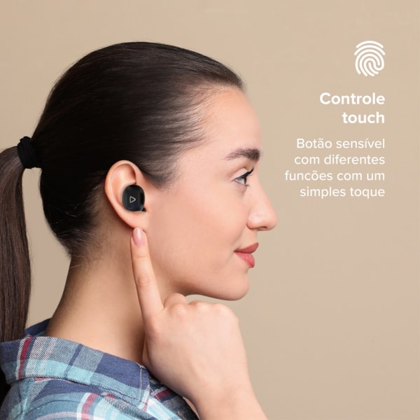 
                            A imagem principal mostra um par de fones preto, sem fio e bluetooth, acima do seu estojo de carregamento preto.