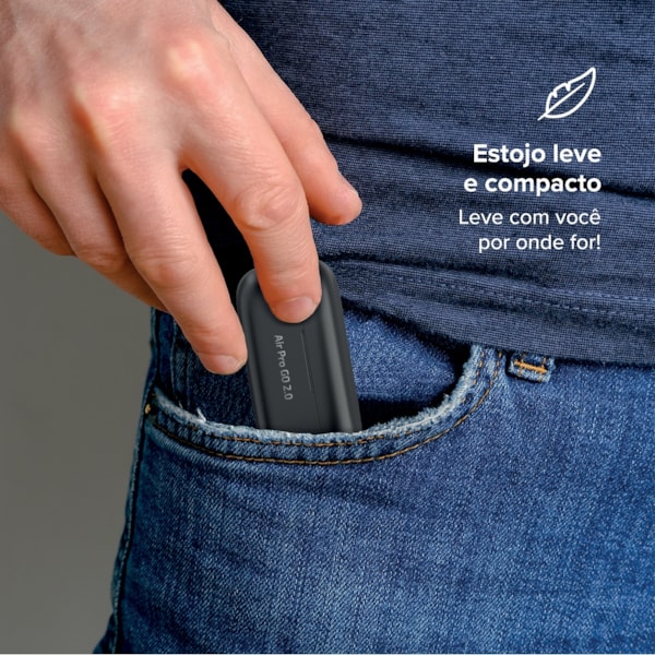 
                            A imagem principal mostra um par de fones preto, sem fio e bluetooth, acima do seu estojo de carregamento preto.